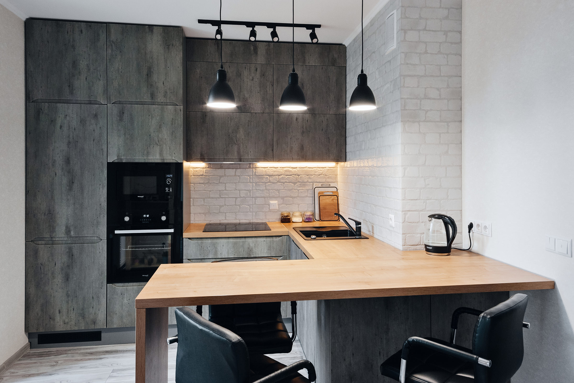 Фото кухонной мебели с фасадом цвета серый бетон в современном стиле в интерьере квартиры в Минске для каталога и интернет-магазина мебельного производителя в Минске
