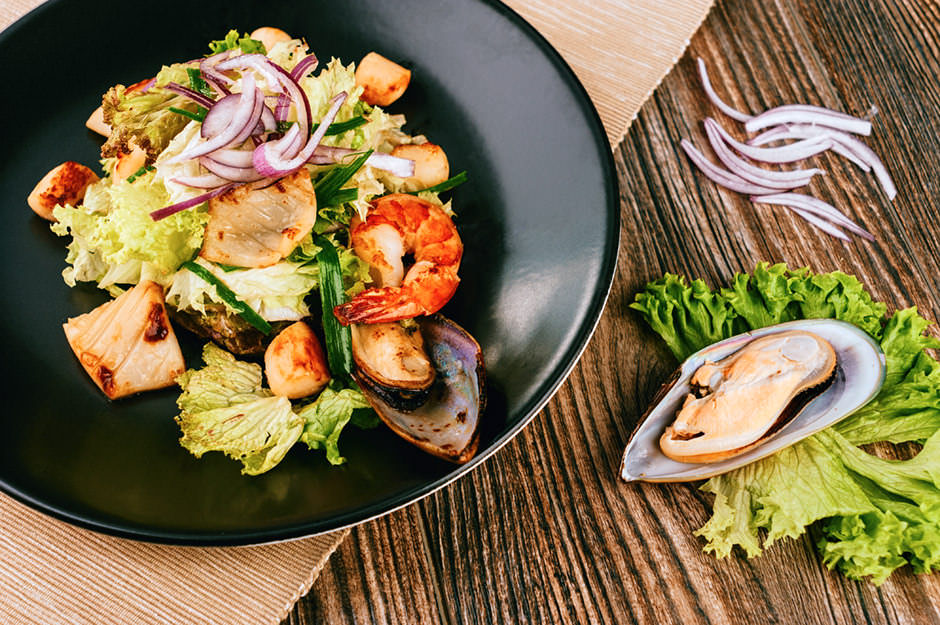 фуд-фотография: морской салат с мидиями и креветками