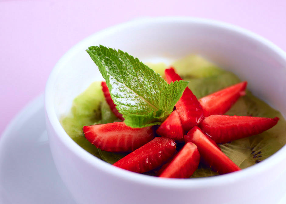 фотосъёмка еды для меню: йогурт с кусочками свежих фруктов