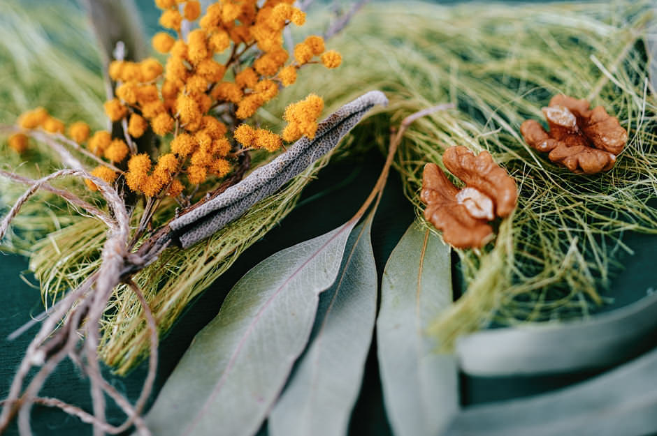 Предметная фотосъёмка натуральных ингридиентов для интернет-магазина. Листья эвкалипта, грецкие орехи и сухие травы.