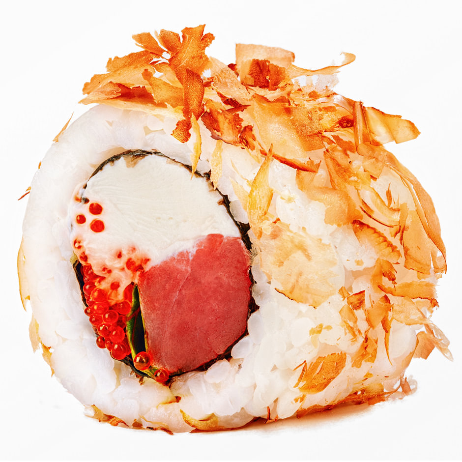 Фотосъемка еды для службы доставки блюд японской кухни. Ролл с тунцом и красной икрой.