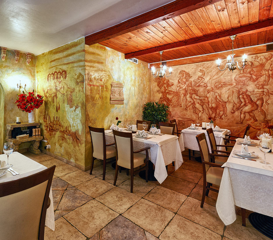 Интерьерная съёмка итальянского ресторана. Интерьер большого обеденного зала с настенными росписями.