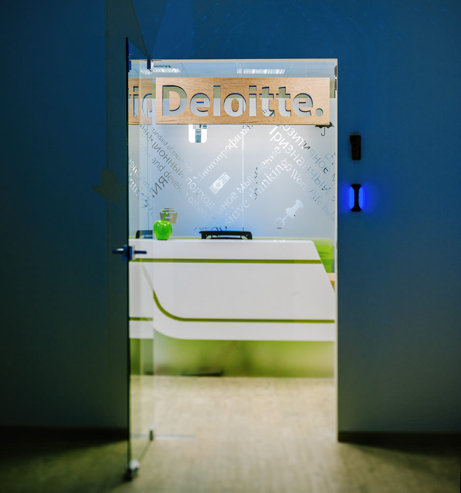 Фотосъемка интерьера офиса аудиторской компании. Вход в офис компании Deloitte со стеклянной дверью