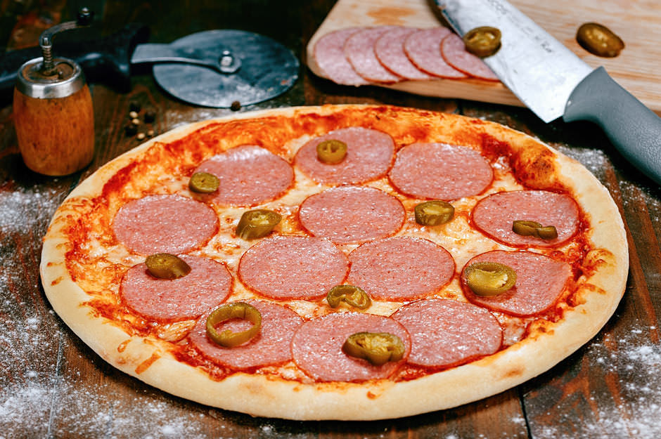 Аппетитная фотография пиццы с колбасой и острым перцем. Работа фуд-стилиста над меню итальянских блюд для кафе в Минске