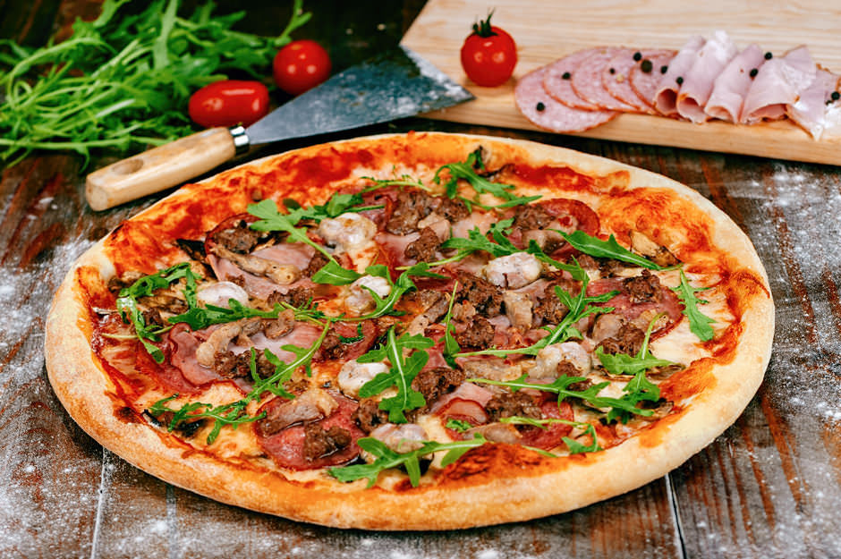 Фото пиццы с грудинкой, колбасой, мясом и рукколой. Фотосъемка меню для службы доставки еды и пиццерии