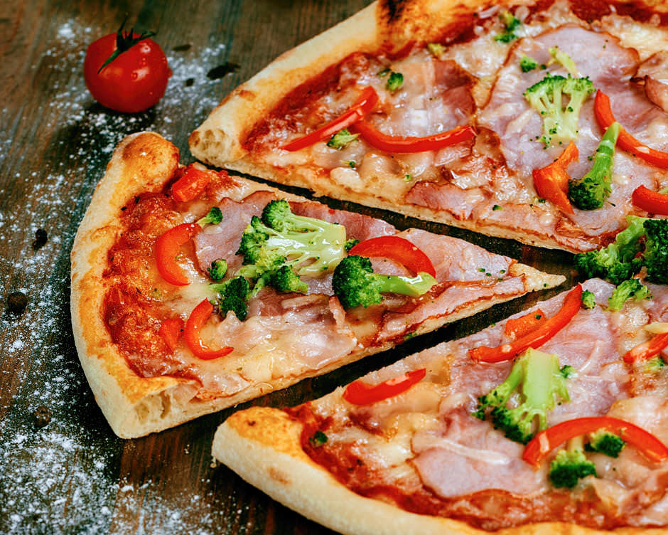 Фотография овощной пиццы с грудинкой, фуд съемка меню итальянской кухни