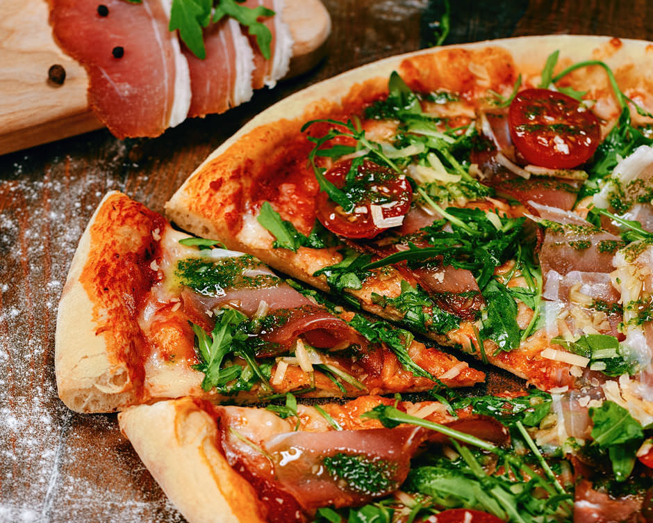 Фотосъемка меню для службы доставки еды, фотография пиццы с грудинкой и рукколой