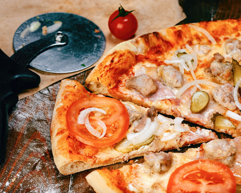 Фотосъемка пиццы с кусочками мяса и томатами. Фуд съемка блюд для пиццерии и службы доставки еды в Минске