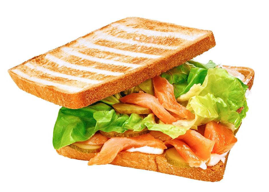 Вкусная съемка еды для ресторанного бизнеса и HoReCa - сэндвич с лососем, салатом и солёным огурчиком