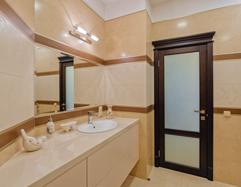 Ванная комната с видом на большое зеркало и входную дверь, интерьер квартиры в классическом стиле в Минске