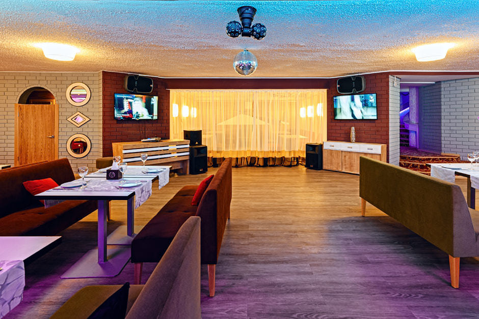 Качественная съемка интерьера для сайта ресторана под Минском, интерьер главного зала с видом на vip комнату и танцевальную площадку