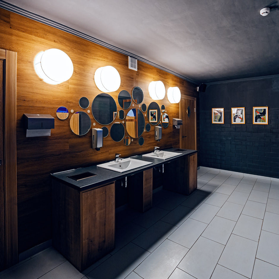 Интерьер туалетной комнаты ресторана Чёрный Лебедь под Минском, профессиональная интерьерная фотосъёмка недвижимости