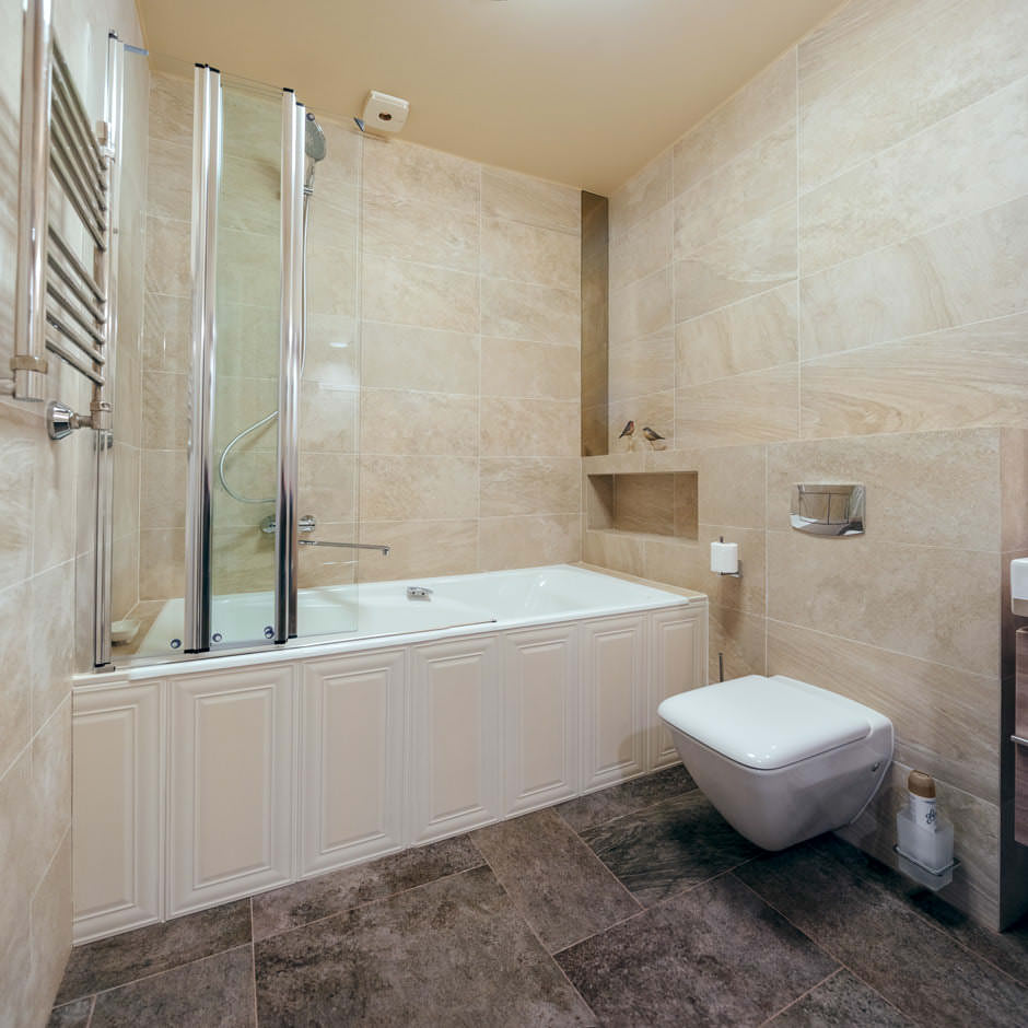 Фото интерьера ванной комнаты с видом на душ, ванну и унитаз. Художественная съемка интерьеров в Минске от рекламной студии