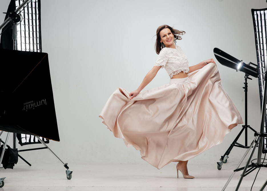Студийная фотография портрет девушки на белом фоне с развивающимся платьем, создание образа для студийной фотосессии