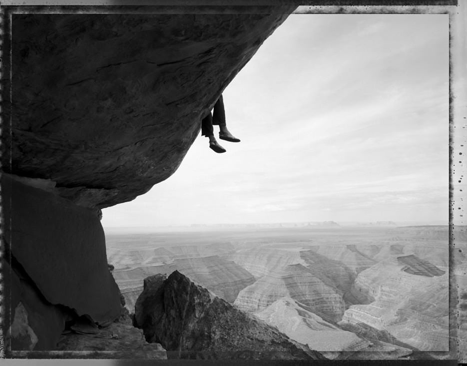 Черно-белая пейзажная фотография технологии Полароид, вид на горы и скалы в штате Юта, США