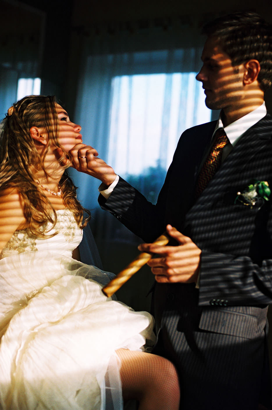 Художественный свадебный портрет жениха и невесты со световами эффектами