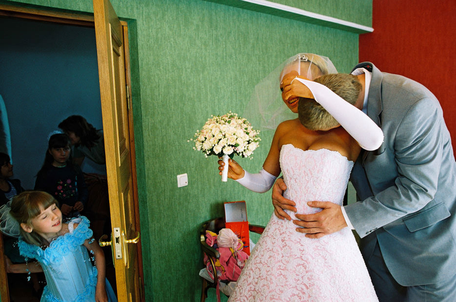 Услуги профессионального свадебного фотографа стоят дорого, репортажный портрет жениха и невесты