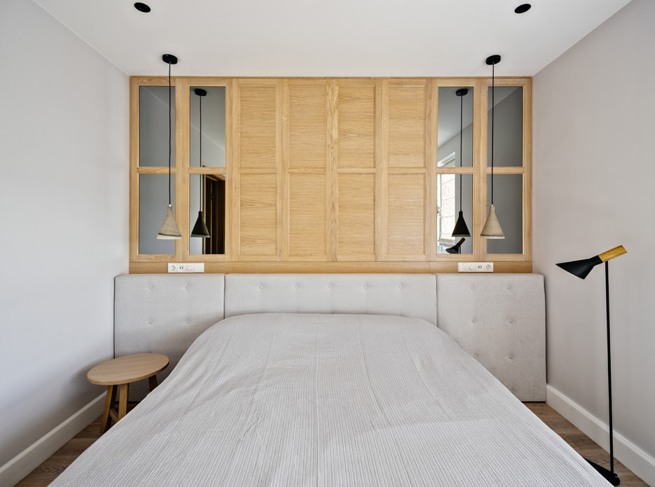 Фото интерьера деревянные стеновые панели бежевого цвета над кроватью в спальне
