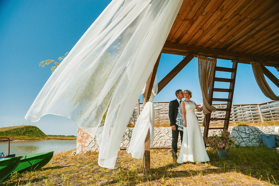 Опытный фотограф лучше знает, как получить выразительные кадры в течение всей свадебной съёмки