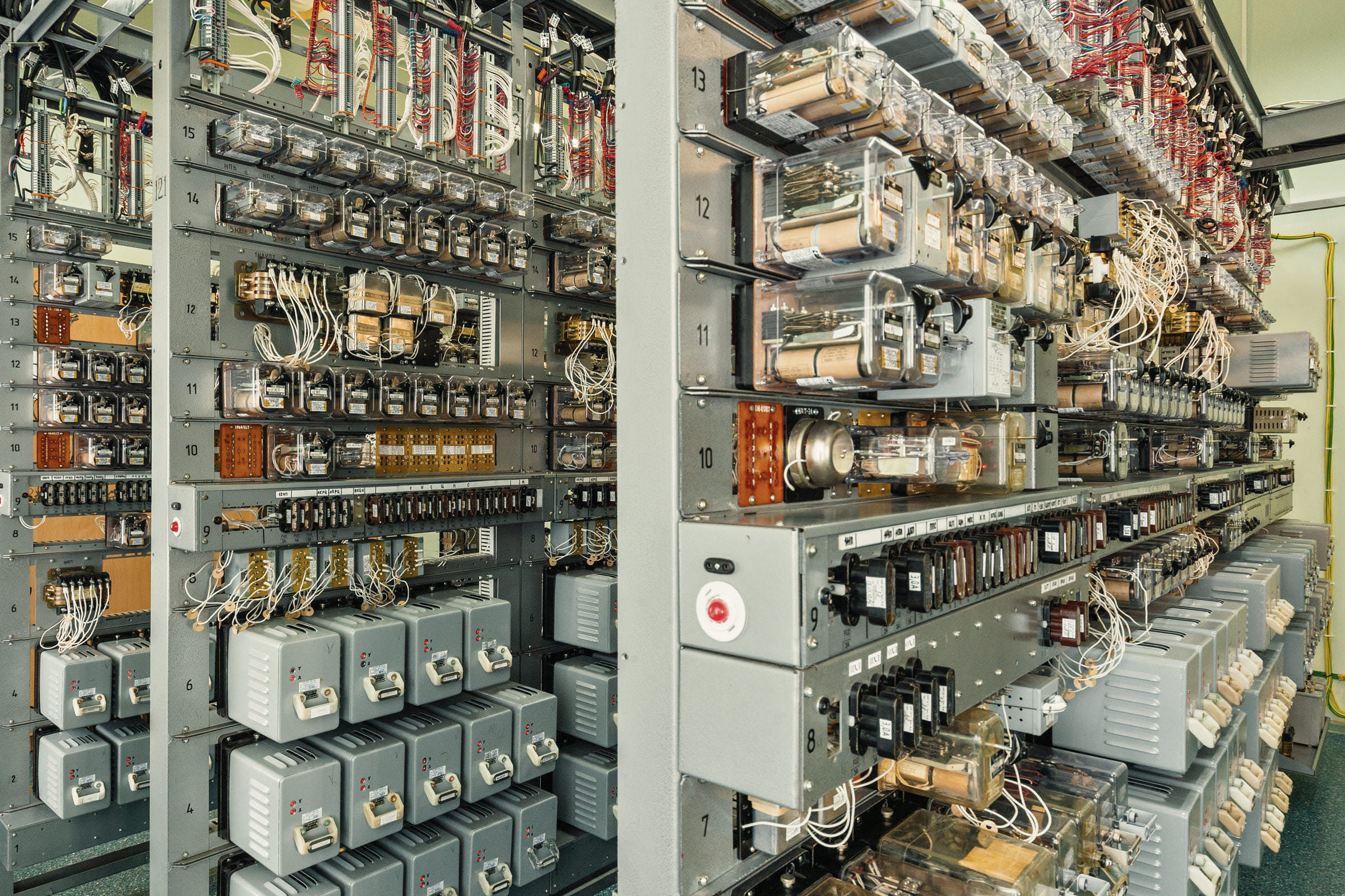 Фотография старого электро-технического оборудования для презентации производственных мощностей и возможностей компании на сайте и в рекламном каталоге