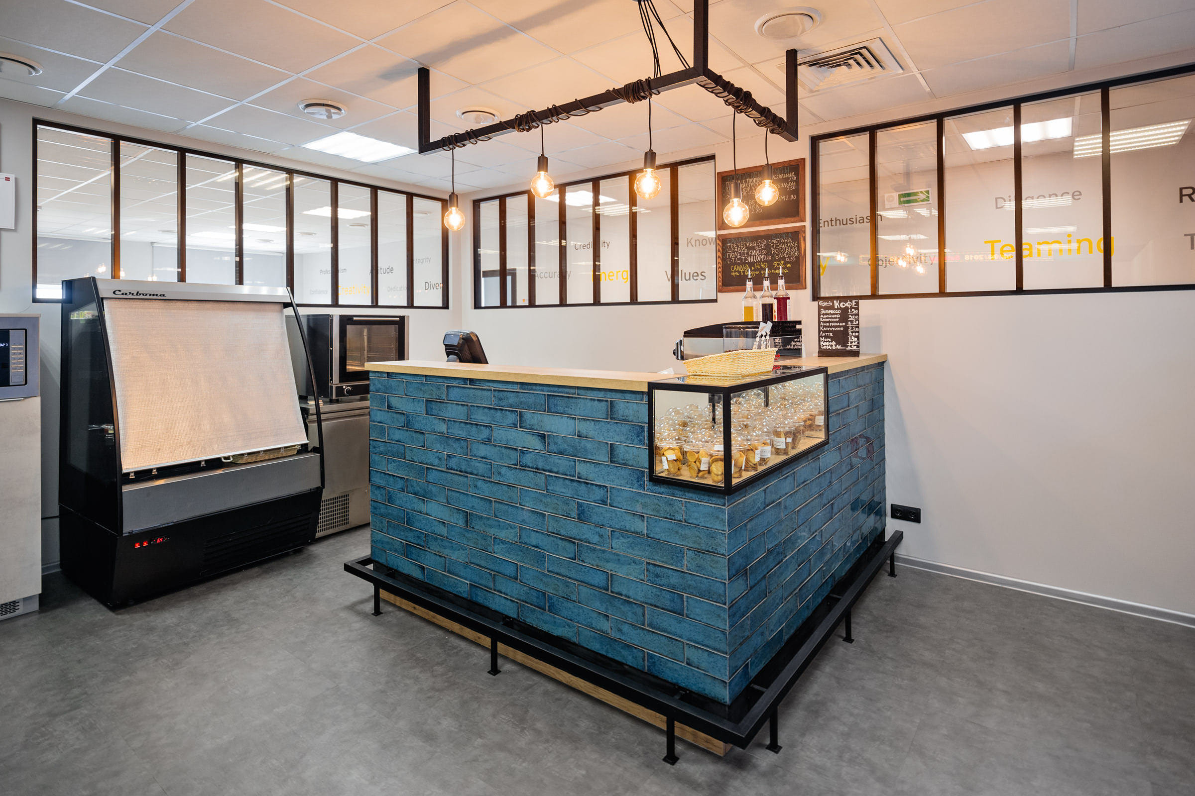 Интерьерное фото барной стойки и кафе с декоративным освещением в современном офисе консалтинговой компании