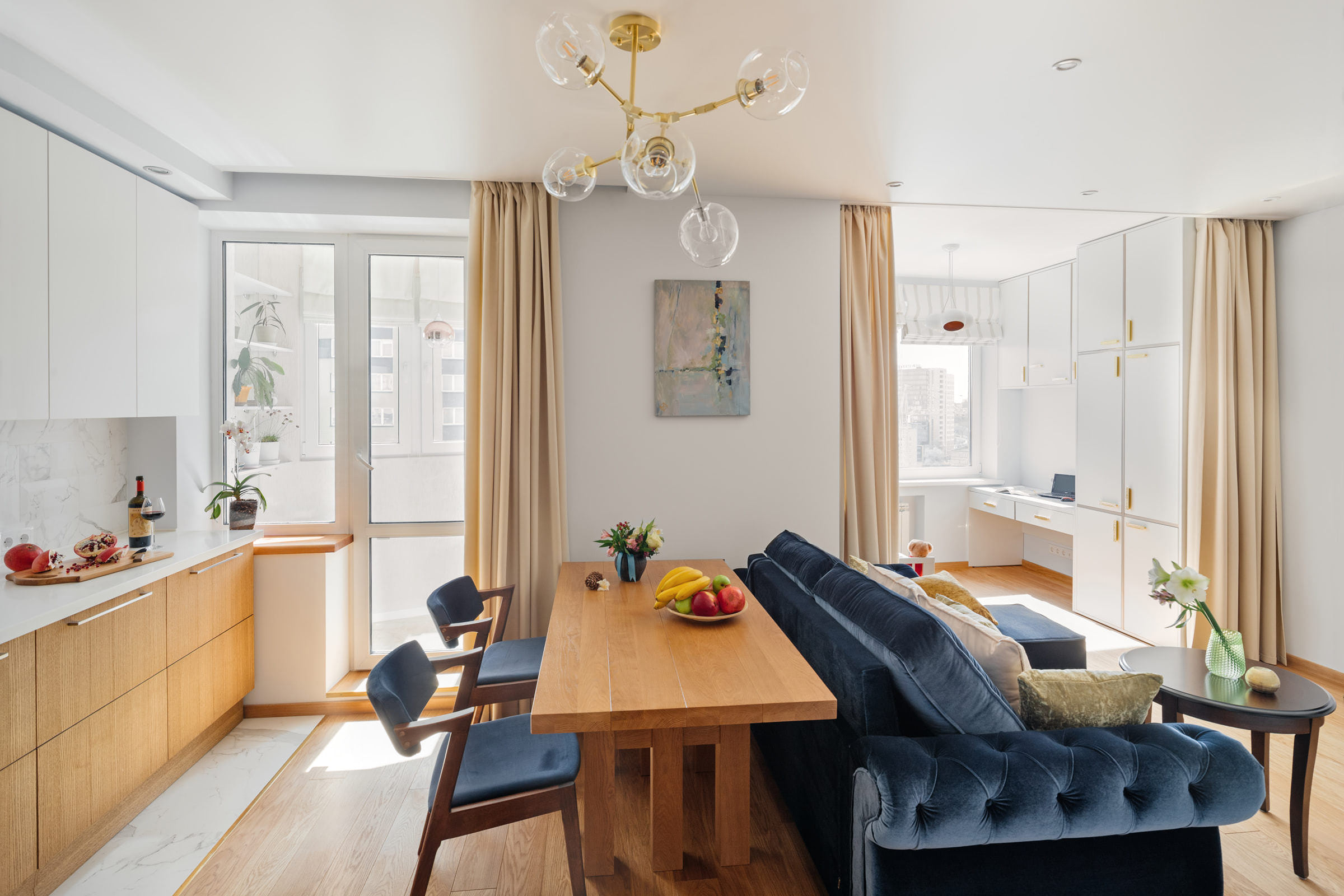 Светлый интерьер кухни с мебелью в двухкомнатной квартире-студии, фотосъёмка для портфолио дизайнера-архитектора в Минске