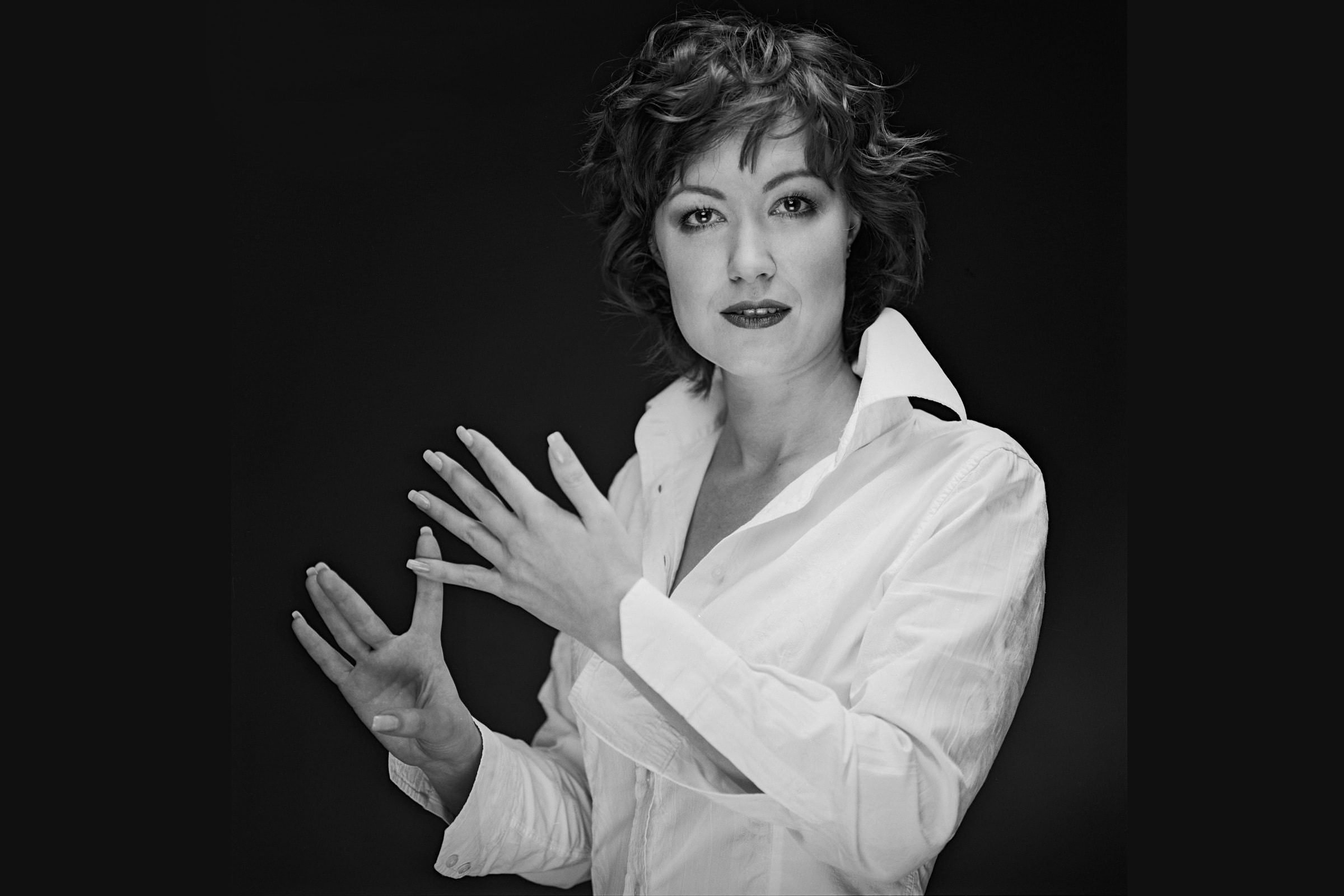 Чёрно-белый студийный снимок женщины и бизнес-леди для резюме и презентации в профилях социальных сетей