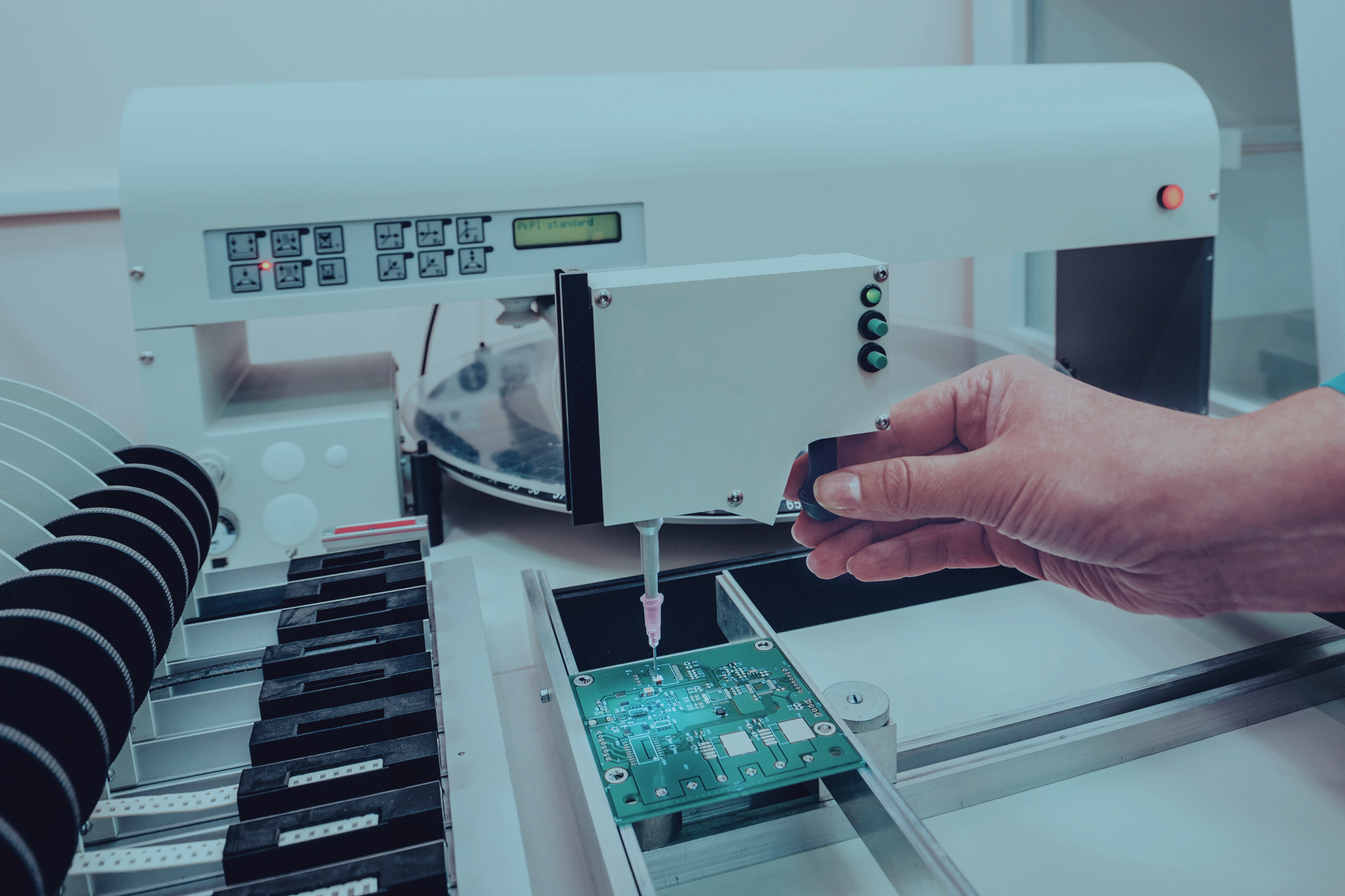 Фотосъёмка производственного процесса пайки микросхемы на печатную плату в лаборатории оптико-механического предприятия БелОМО ЛЕМТ LEMT