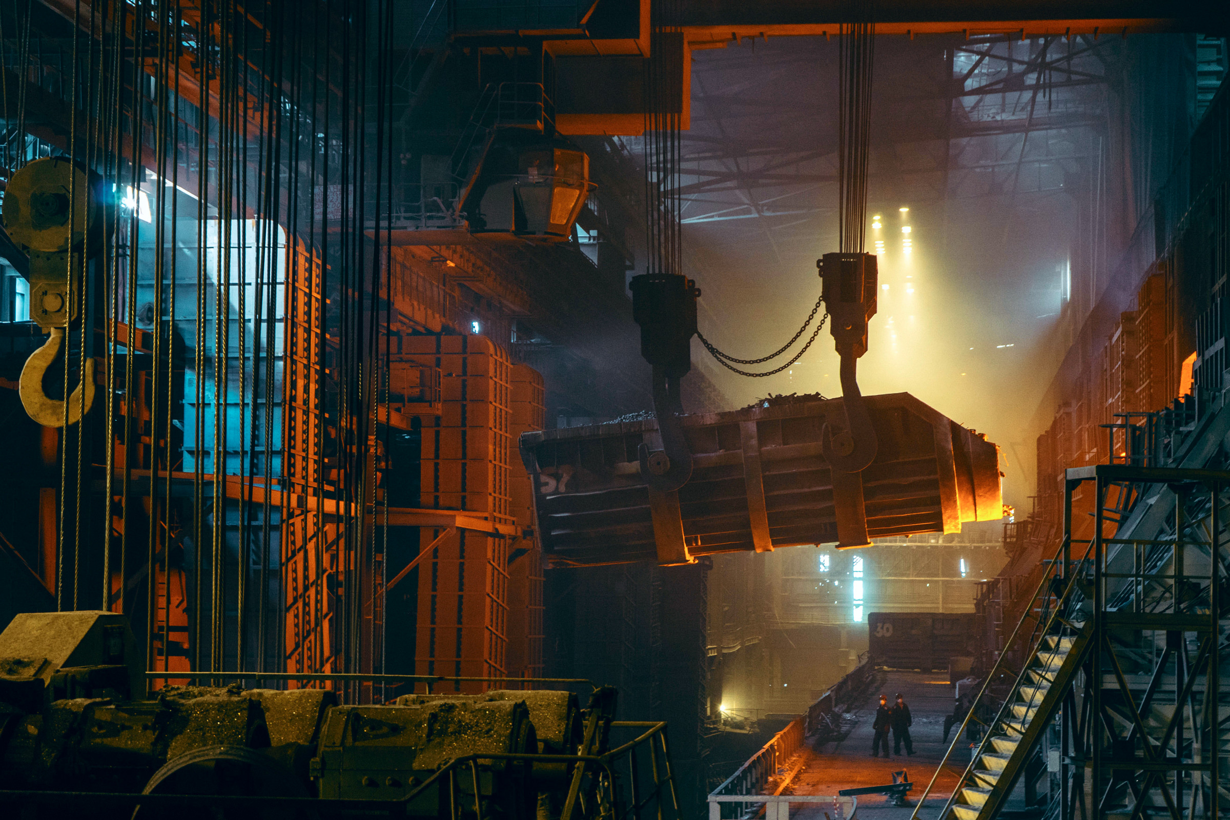 Фотография сталелетейного цеха и переработки металла на заводе