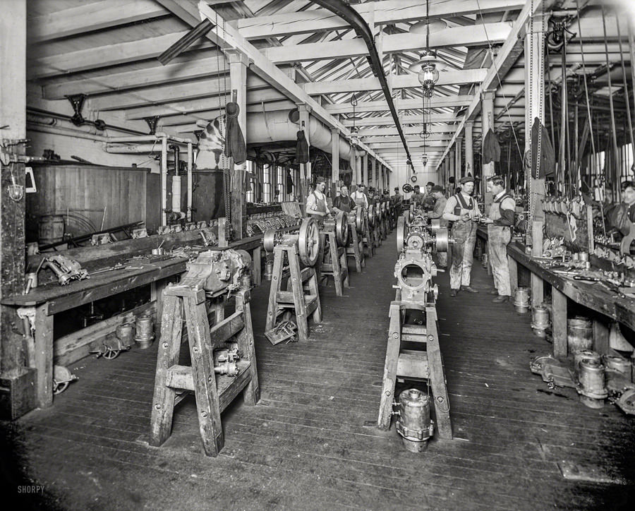 Цех сборки, Leland & Faulconer Manufacturing Co, Детройт. Мужчины работают в литейном и механическом цехе, который производил автомобильные двигатели и объединился с Cadillac Motor Co. в 1905 году
