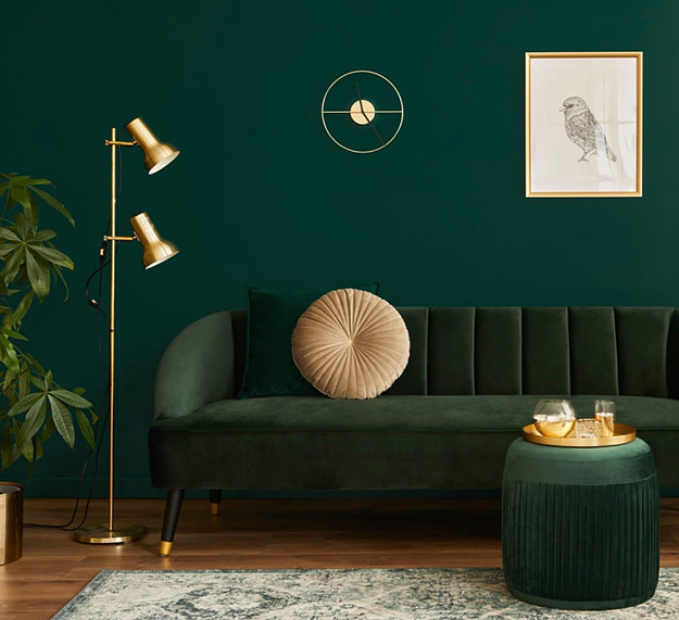 Пример фото дизайна интерьера зала в глубоких зелёных тонах со светло-золотистыми предметами декора