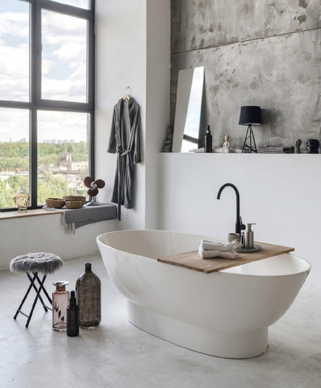 Фотосъёмка недвижимости, пример фото интерьера ванны в стиле лофт в светло-серых тонах с высокими окнами и бетонным полом