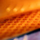 Макро фотография корсажной ленты с нанесенными каплями силикона для предотвращения скольжению