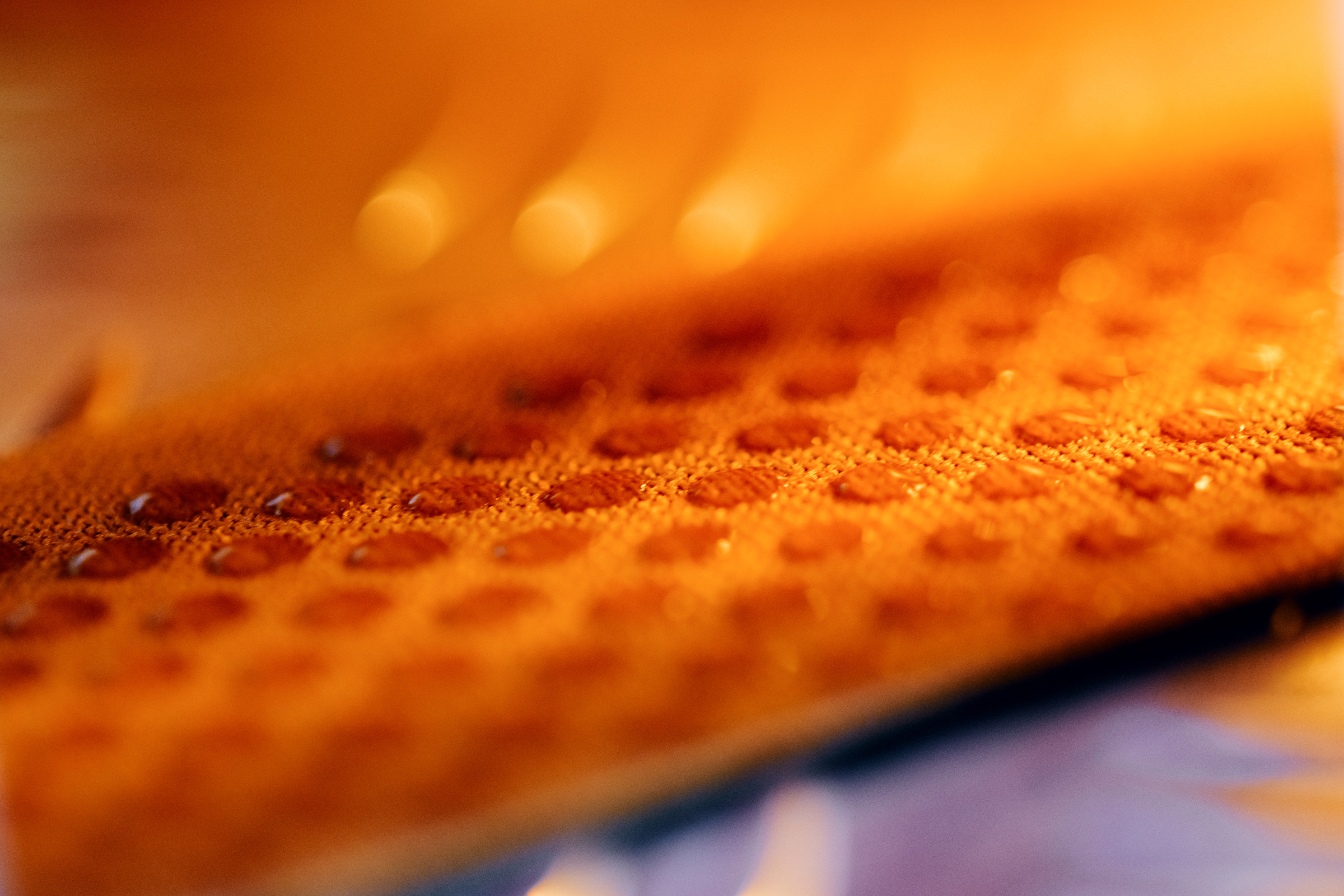 Макро фотография корсажной ленты с нанесенными каплями силикона для предотвращения скольжению