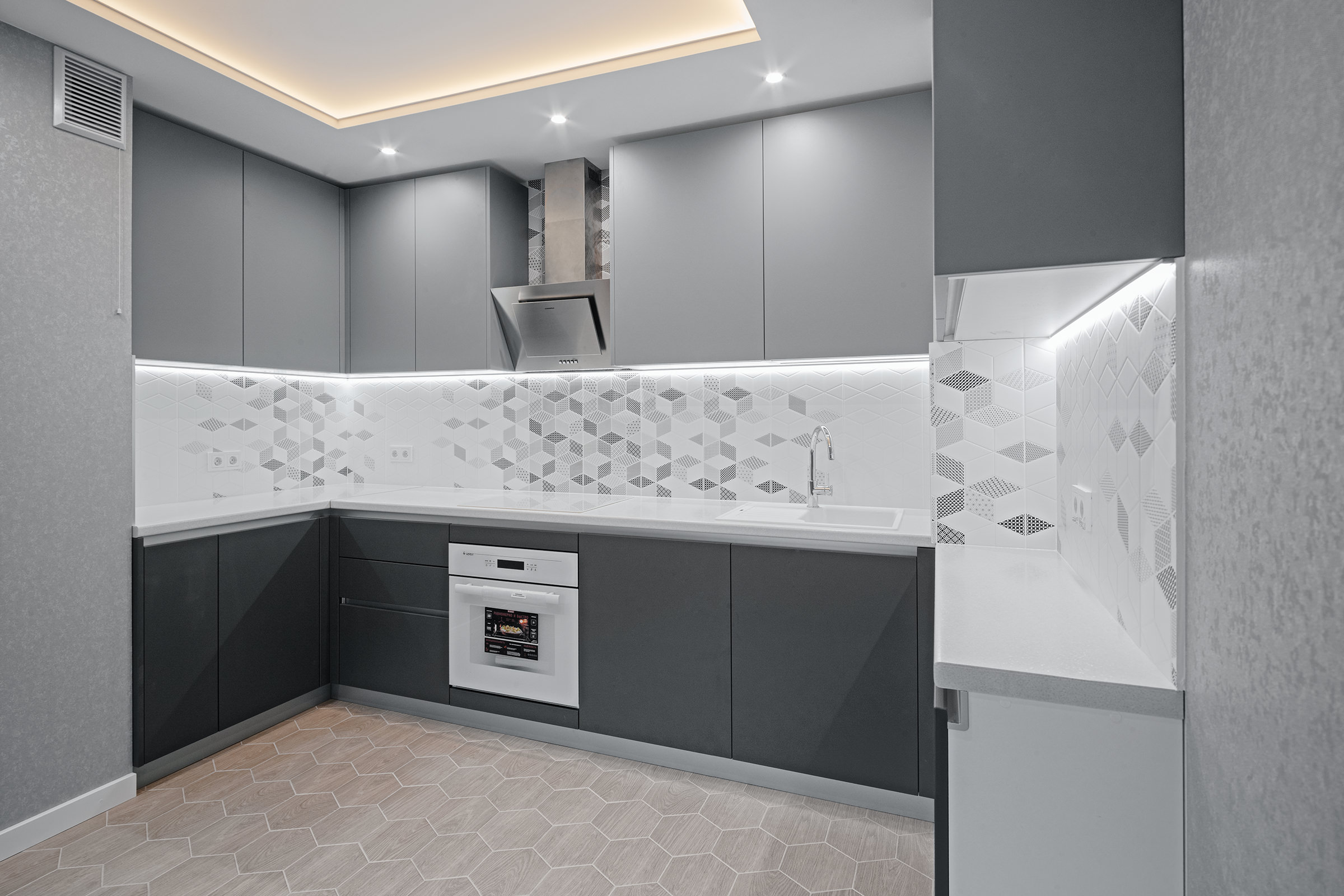 Съёмка кухонной мебели в светло-серых тонах со встроенной бытовой техникой для интернет-магазина компании производителя кухонь