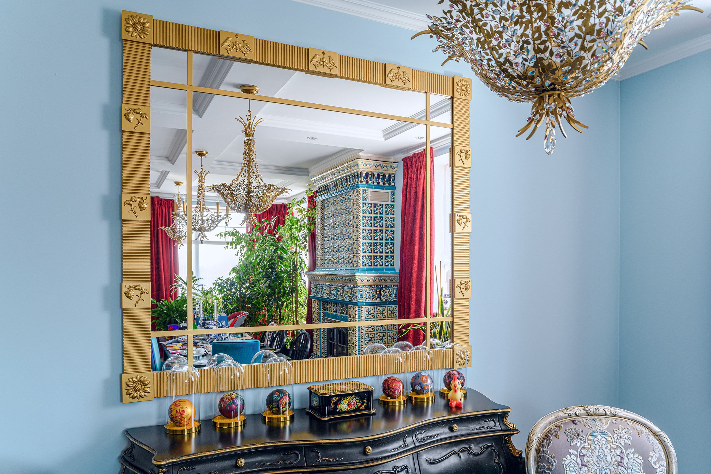 Фотосъемка мебели премиум качества в интерьере частного дома, фото зеркала на стене в резной позолоченной раме и старого черного камода в классическом стиле